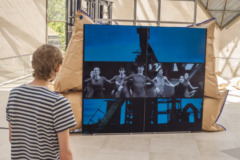 Vue de l'exposition "Cecilia Bengolea. Deary Steel", 14.05 – 29.05.2022, Mudam Luxembourg © Photo : Simon Verjus | Mudam Luxembourg