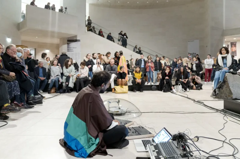 Tarek Atoui performing at Mudam during the "Nuit des Musées" on 08.10.2022 © Photo:  Fabrizio Vatieri | Mudam Luxembourg