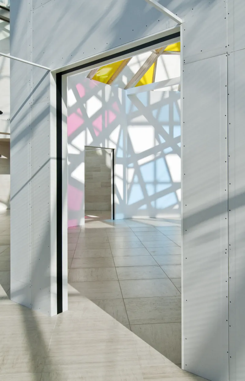 Daniel Buren, ‘Architecture, contre-architecture : transposition’, 2010, Travail in situ, Production Mudam Luxembourg. Photo : Andrés Lejona © Mudam Luxembourg
