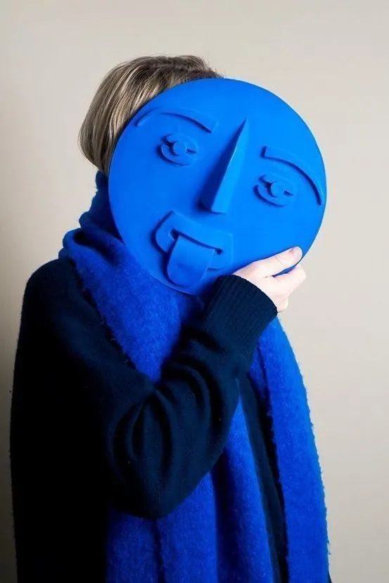A blue mask made in a Mudam children's workshop.