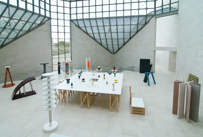 Vue de l’exposition "Ettore Sottsass & Sottsass Associati", Mudam Luxembourg 11.10 – 01.12.2008. Scénographie : Adrien Rovero © Photo : Andrés Lejona | Mudam Luxembourg