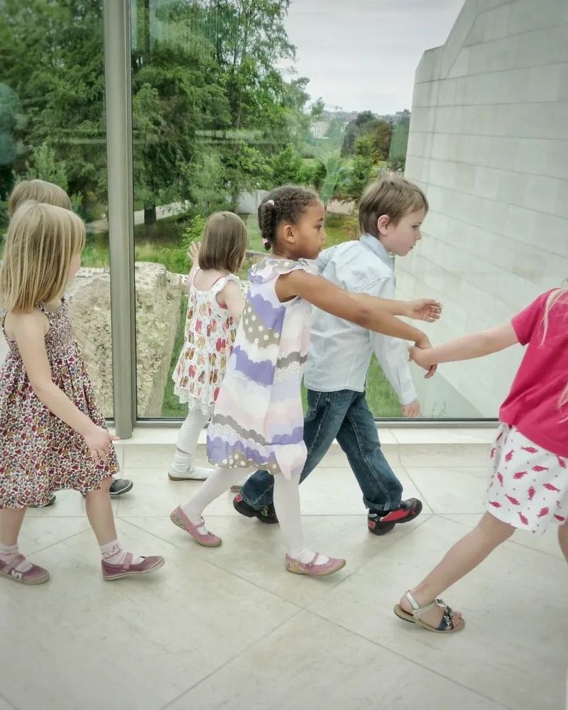 Kids visiting Mudam.