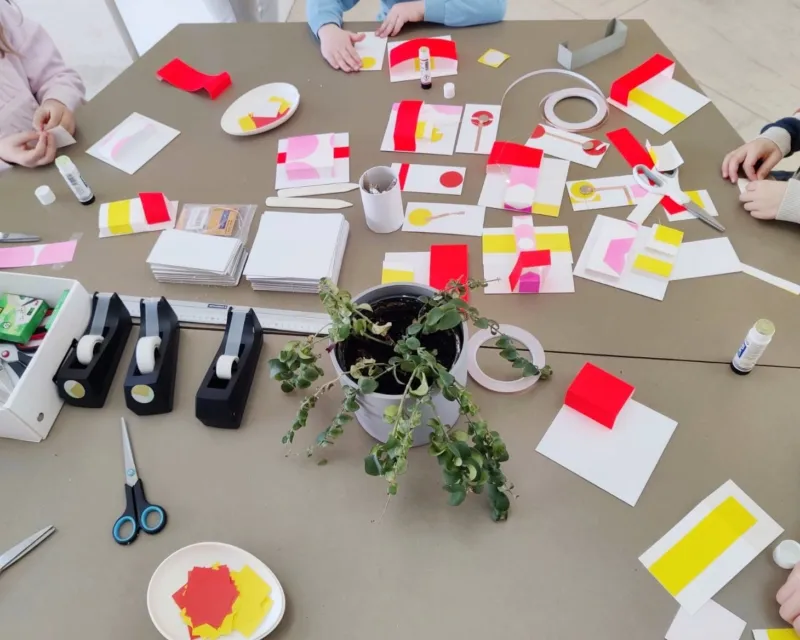 Family activity at Mudam using paper and electric circuits.