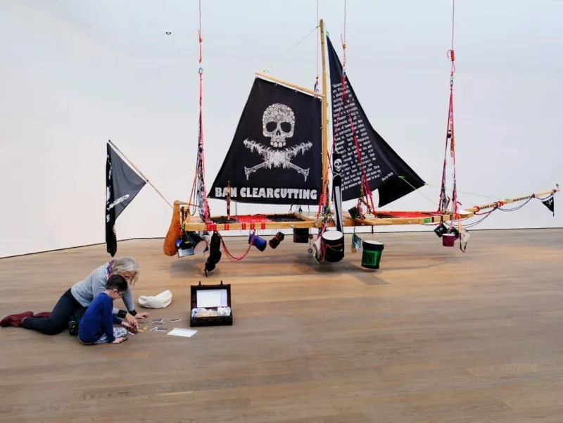 A kid participating in a workshop at Mudam.