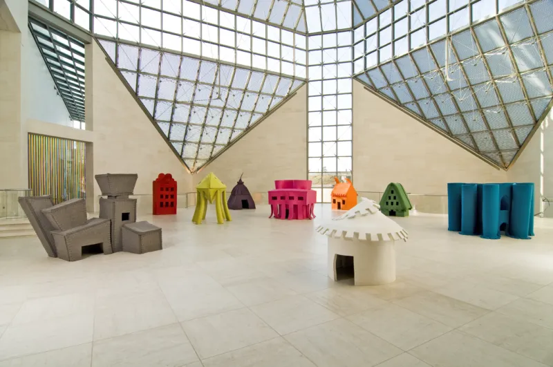Laure Tixier, "Plaid Houses", 2008. Série de 5 sculptures. Feutre. Production et Collection Musée d’Art Moderne Grand-Duc Jean, Mudam Luxembour. Acquisition 2008. Vue de l’exposition "Laure Tixier. Plaid Houses", Mudam Luxembourg, 18.12.2008 – 20.04.2009 © Photo : Andrés Lejona | Mudam Luxembourg