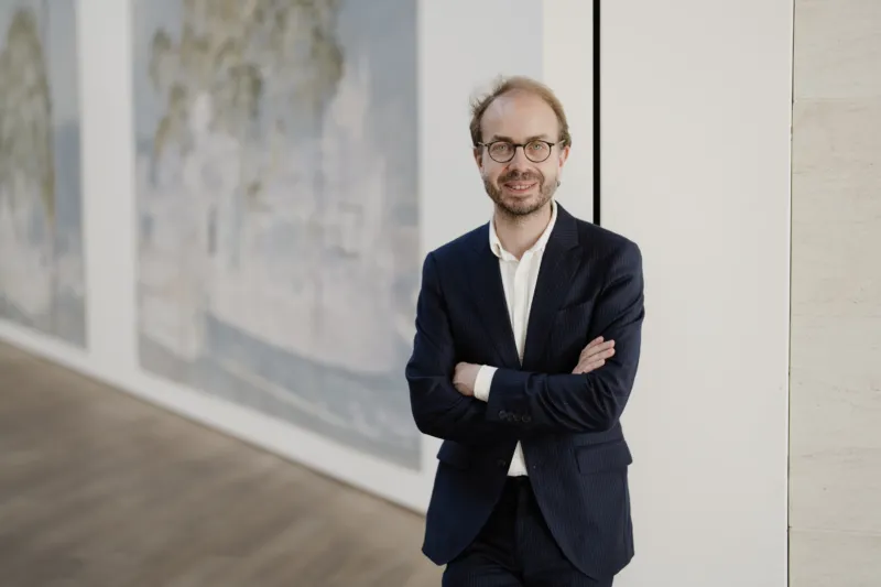 Le curateur Christophe Gallois dans l'exposition de Tacita Dean au Mudam © Photo : Marion Dessard | Mudam Luxembourg