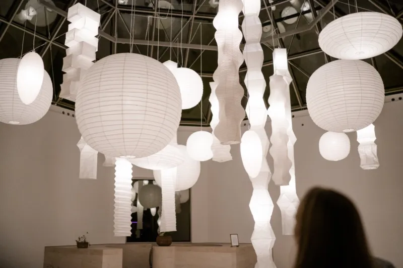 Vue de l’exposition “Isamu Noguchi / Danh Vo. a cloud and flowers”, 11.12.2021 – 19.09.2022, Mudam Luxembourg