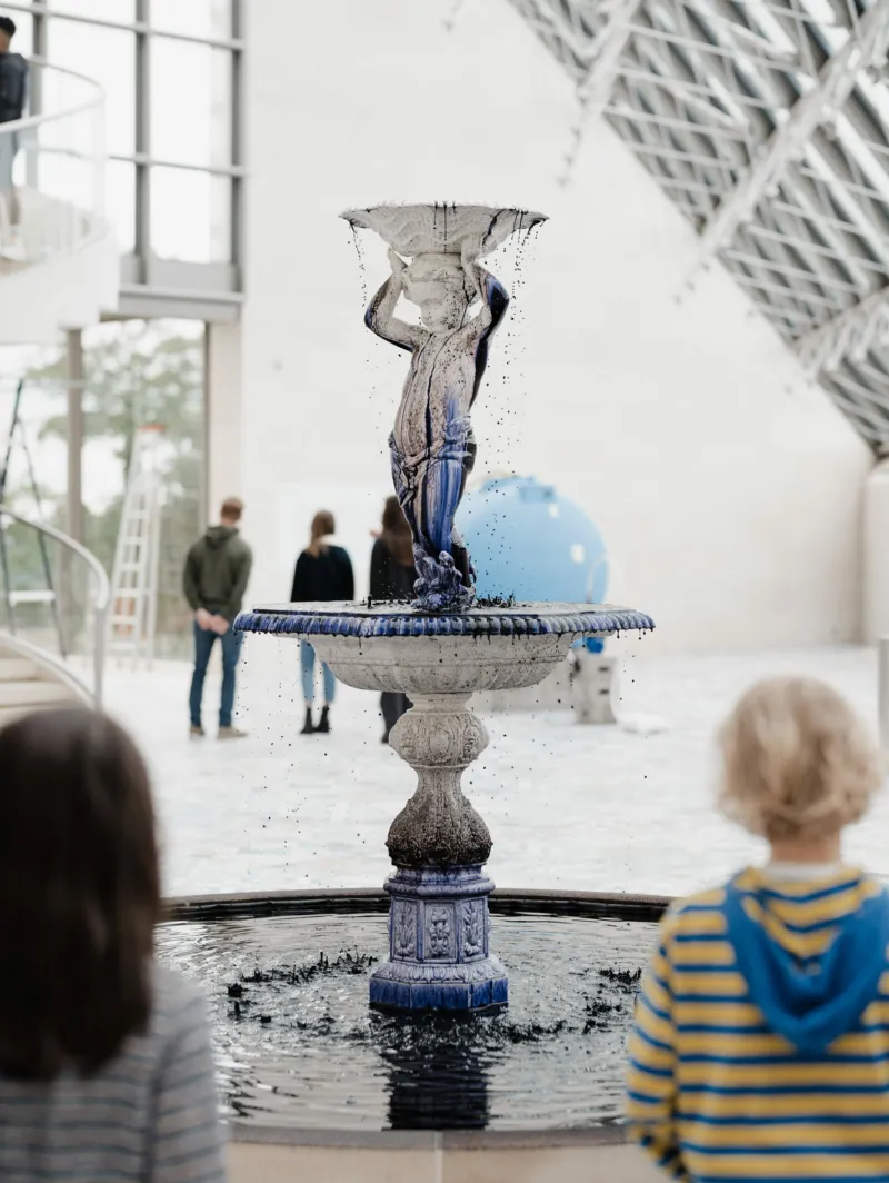 Su-Mei Tse, en collaboration avec Jean-Lou Majerus, ‘Many Spoken Words’, 2009. Encre noire, fonte, pierre. 220 x ø 450 cm. Collection Mudam Luxembourg. Acquisition 2009. Vue de l’exposition ‘A Model’, Mudam Luxembourg @ Photo: Marion Dessard | Mudam Luxembourg