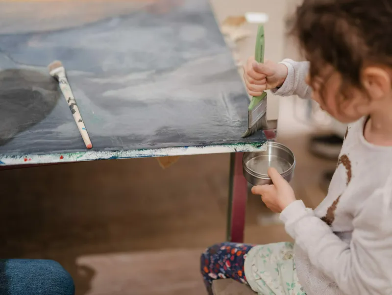 A child taking part in a workshop at Mudam.