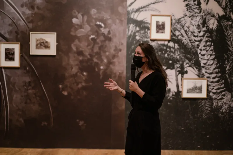 Visite de Sarah Beaumont lors du vernissage de l'exposition "Enfin seules. Photographies de la collection Archive of Modern Conflict", 29.04.2021 Mudam Luxembourg © Photo : Marion Dessard | Mudam Luxembourg