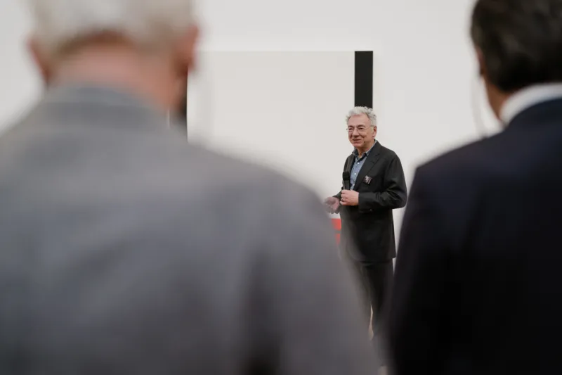 Artist Peter Halley giving a guided tour of his exhibition at Mudam.