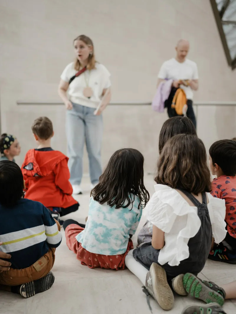 Kids taking part in a guided tour at Mudam.