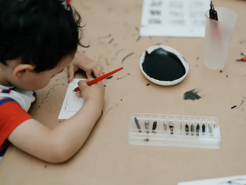 A child participating in a workshop at Mudam.