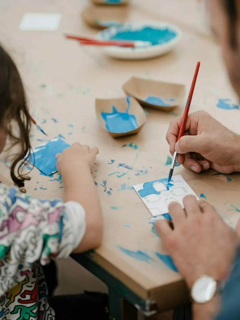 A kid and her father taking part in a workshop at Mudam.