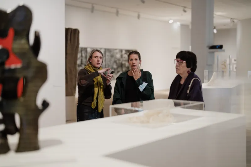 À gauche, la curatrice et responsable de la Collection Mudam, Marie-Noëlle Farcy