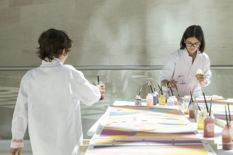 Two kids painting in a Mudam workshop.