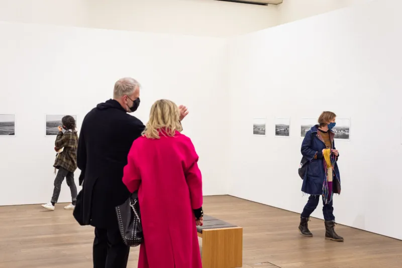 Vue de l’exposition "Zoe Leonard. Al río / To the River", 26.02 – 06.06.2022, Mudam Luxembourg