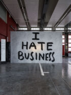 La fresque murale « I Hate Business » de Jessica Diamond, issue de la collection du Mudam, au lieu hqLX à Luxembourg.